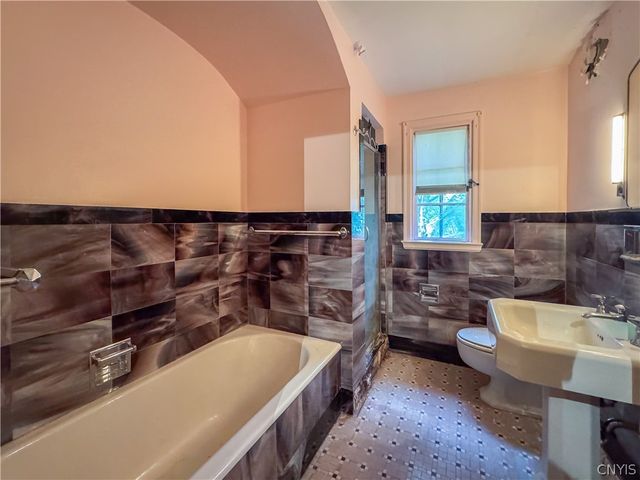 9 Eastern Parkway, Sennett, NY 13021