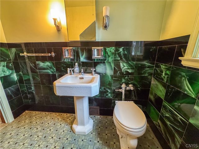 9 Eastern Parkway, Sennett, NY 13021