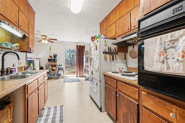 6187 Thornhedge Drive, Riverdale, GA 30296