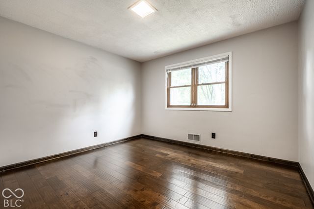 560 Golf Lane, Indianapolis, IN 46260