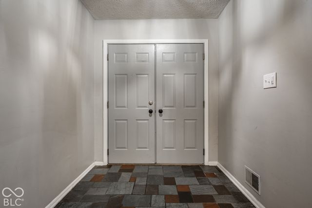 560 Golf Lane, Indianapolis, IN 46260