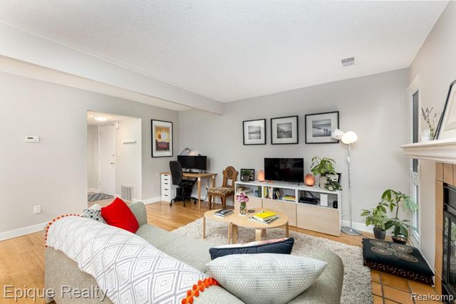 1803 Independence Boulevard, Ann Arbor, MI 48104