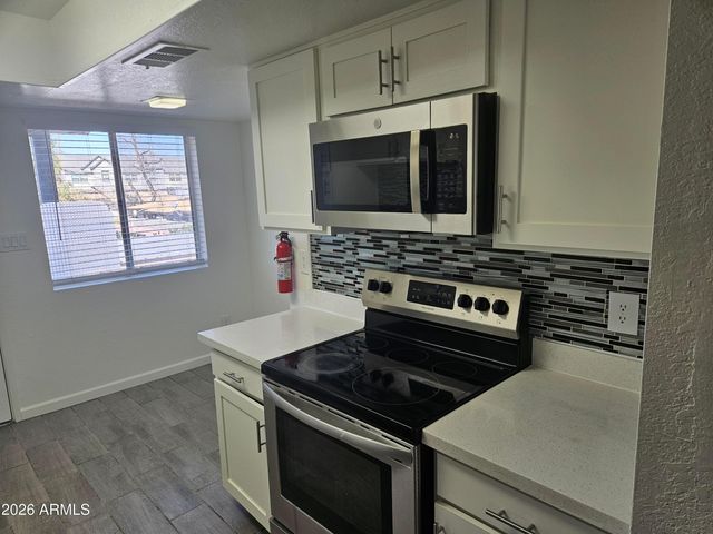 3810 E Earll Drive 208A, Phoenix, AZ 85018