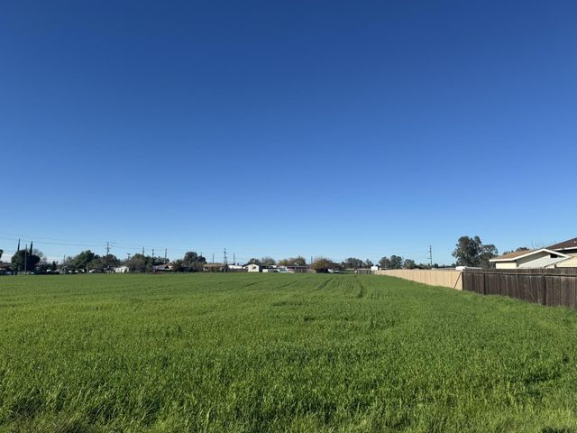 16748 N Lake Street, Madera, CA 93638