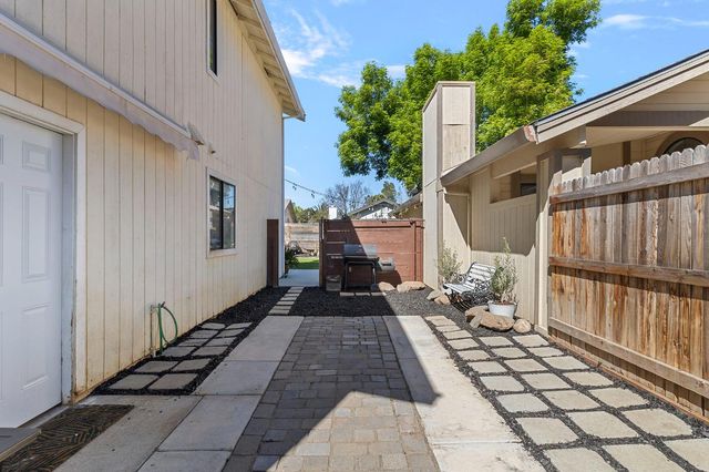 6931 Springmont Dr, Elk Grove, CA 95758