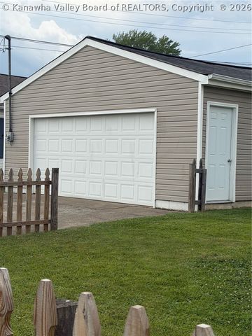 211 West Street, St Albans, WV 25177