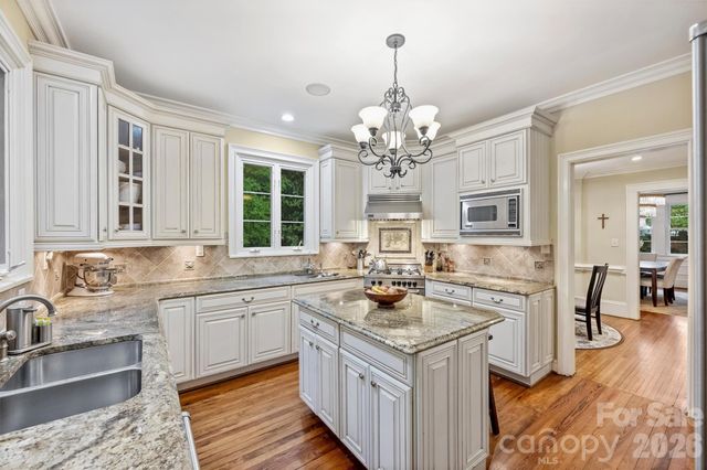614 Olde Cotswold Court, Charlotte, NC 28211