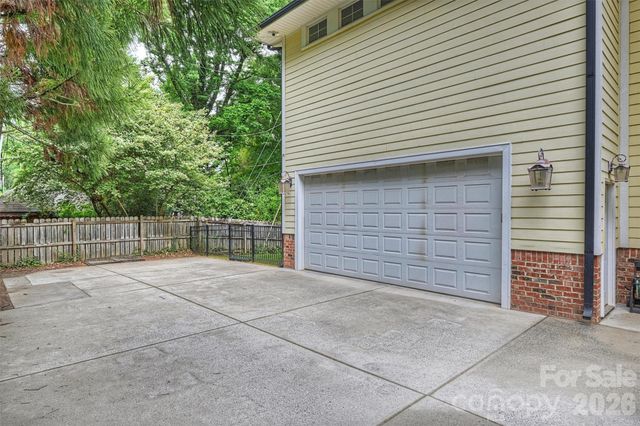 614 Olde Cotswold Court, Charlotte, NC 28211