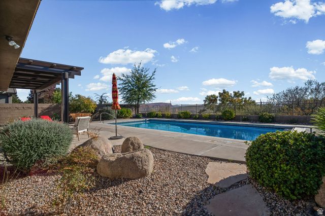 2498 E CANYON DR, Washington, UT 84780