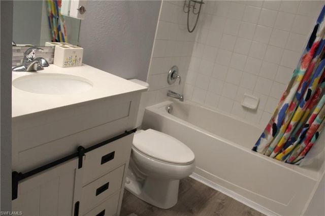 9076 Gervais CIR 403, Naples, FL 34120