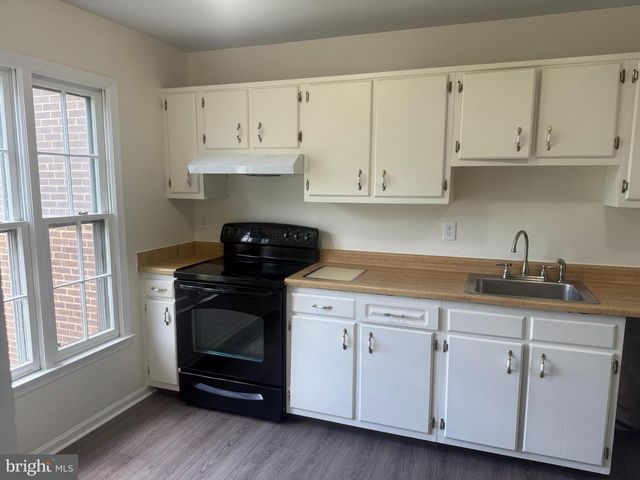 1062 TOTTENHAM CT, Sterling, VA 20164
