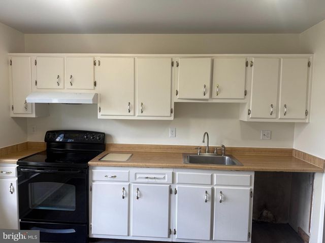 1062 TOTTENHAM CT, Sterling, VA 20164