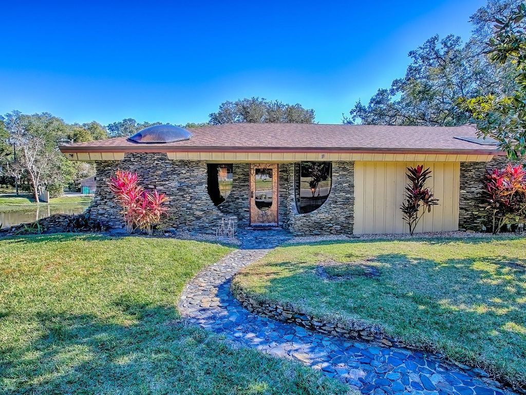 Image 2 of property listing at 2314 HILLSIDE DRIVE, Mount Dora, FL 32757