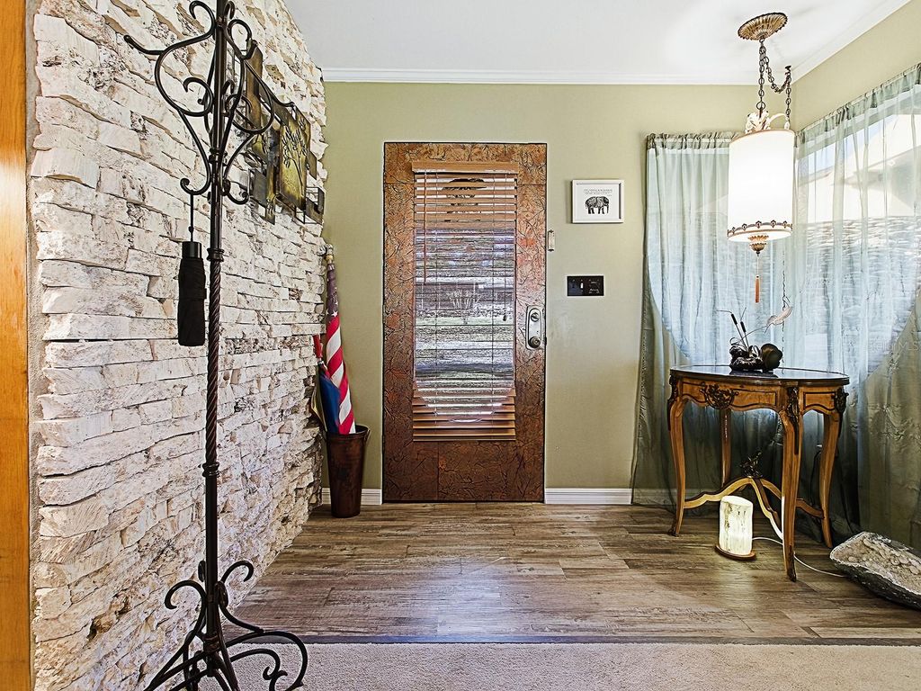 Image 4 of property listing at 2314 HILLSIDE DRIVE, Mount Dora, FL 32757