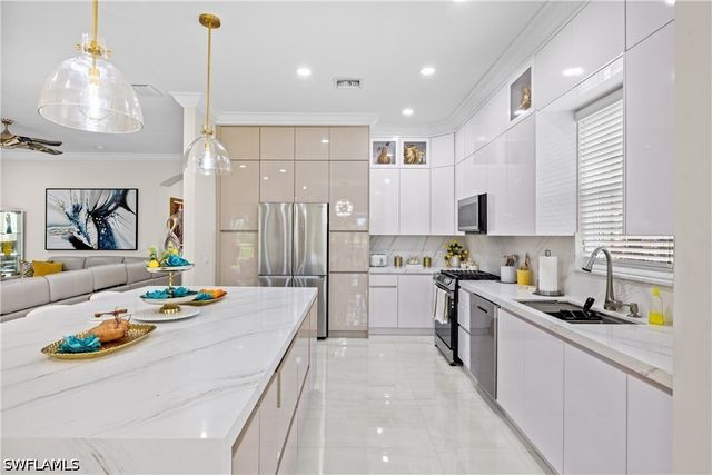 9041 Cherry Oaks TRL 201, Naples, FL 34114