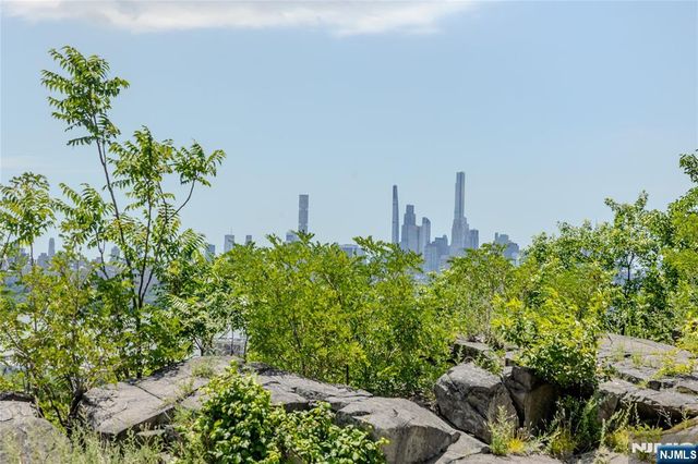 250 Gorge 21E, Cliffside Park, NJ 07010