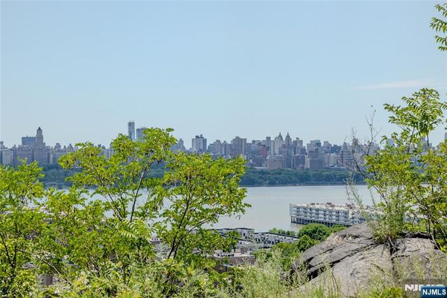 250 Gorge 21E, Cliffside Park, NJ 07010