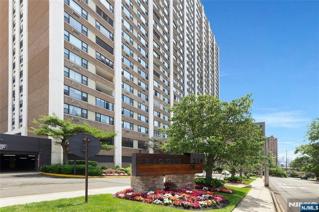 250 Gorge 21E, Cliffside Park, NJ 07010
