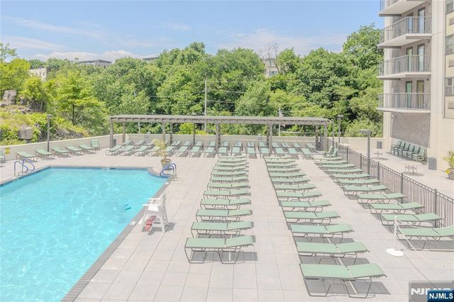 250 Gorge 21E, Cliffside Park, NJ 07010