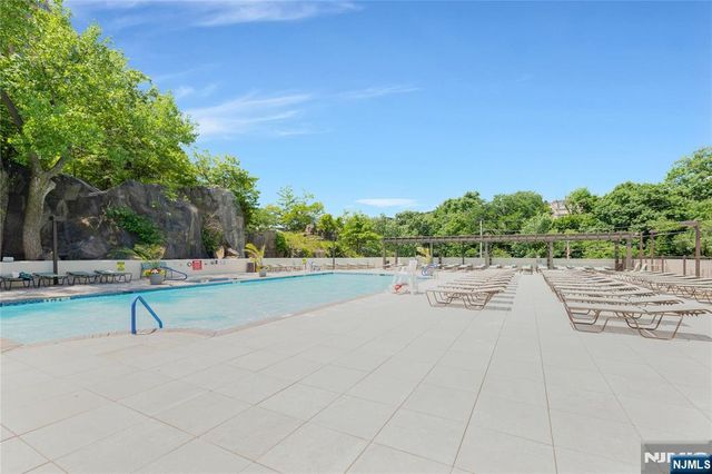 250 Gorge 21E, Cliffside Park, NJ 07010