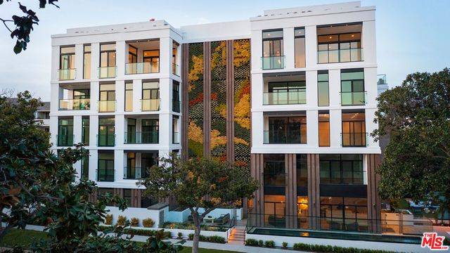 425 N Palm Drive 102, Beverly Hills, CA 90210