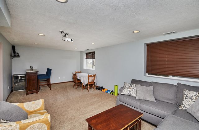 635 SE Ashton Court, Waukee, IA 50263