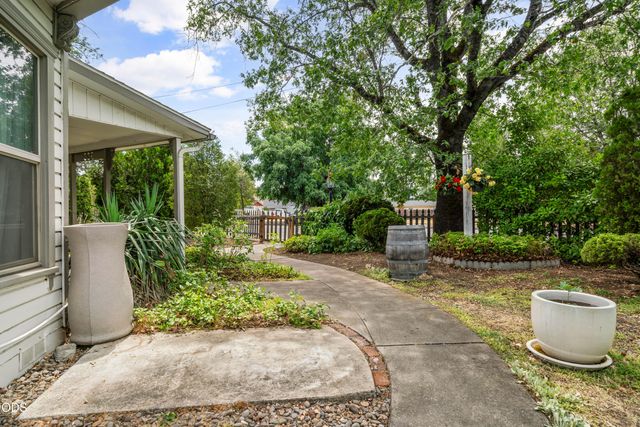 322 N 3rd Street, Central Point, OR 97502