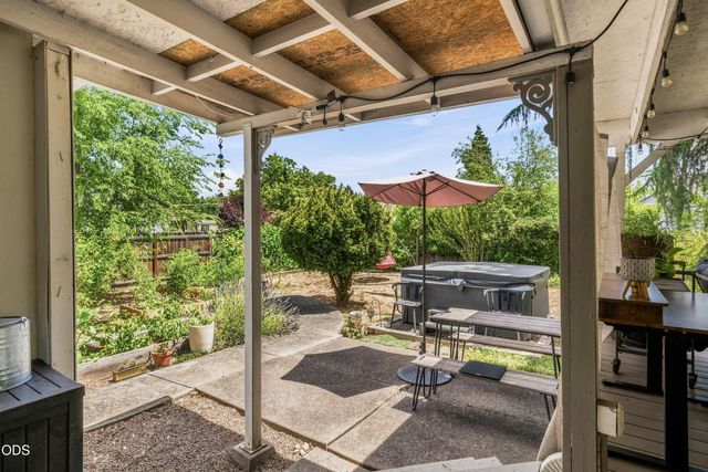 322 N 3rd Street, Central Point, OR 97502