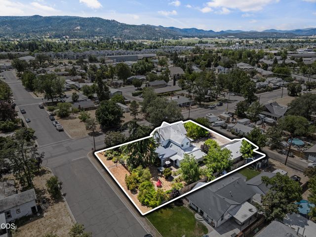 322 N 3rd Street, Central Point, OR 97502