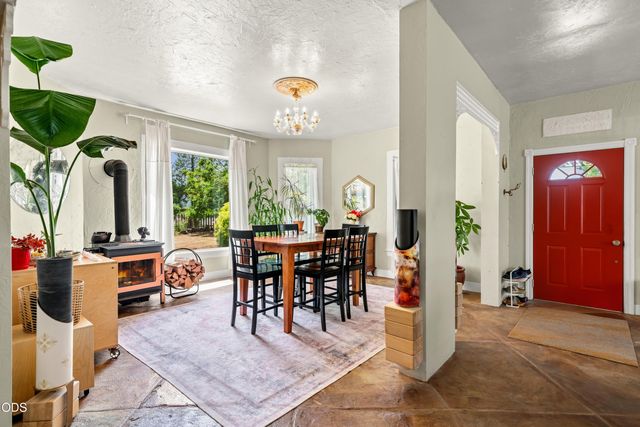 322 N 3rd Street, Central Point, OR 97502