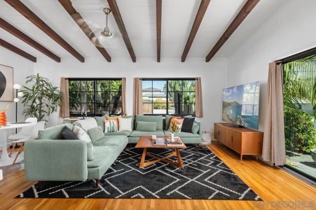 2076 Emerald St, San Diego, CA 92109