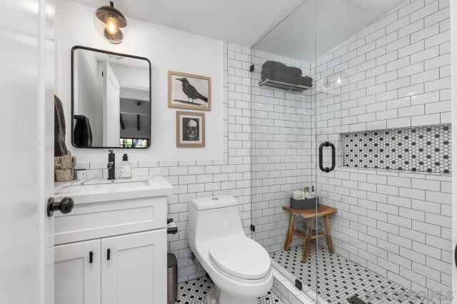 2076 Emerald St, San Diego, CA 92109