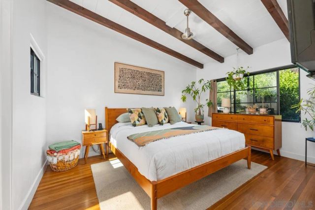 2076 Emerald St, San Diego, CA 92109