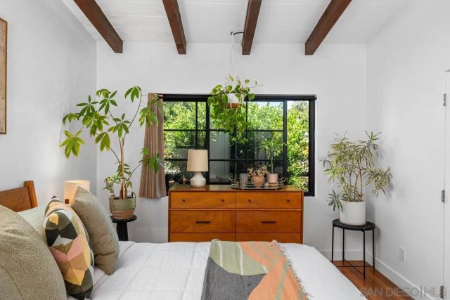 2076 Emerald St, San Diego, CA 92109