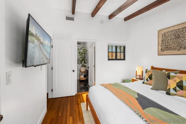 2076 Emerald St, San Diego, CA 92109