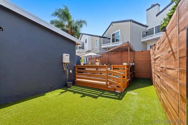 2076 Emerald St, San Diego, CA 92109