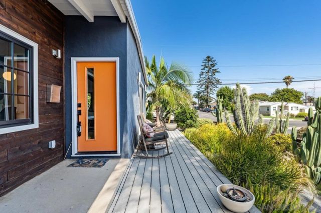 2076 Emerald St, San Diego, CA 92109