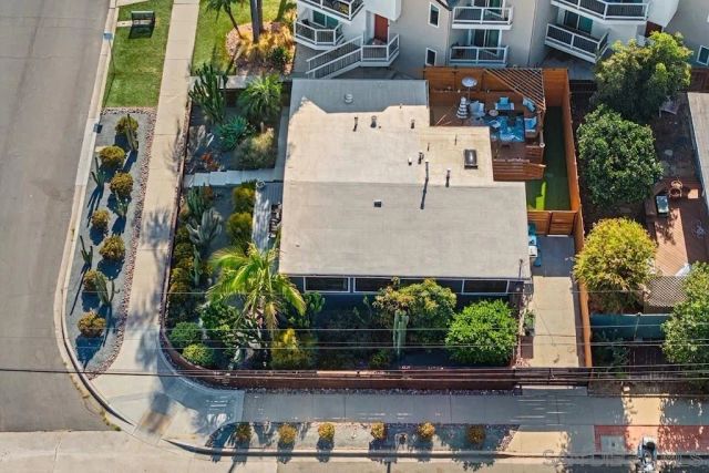 2076 Emerald St, San Diego, CA 92109