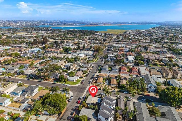 2076 Emerald St, San Diego, CA 92109