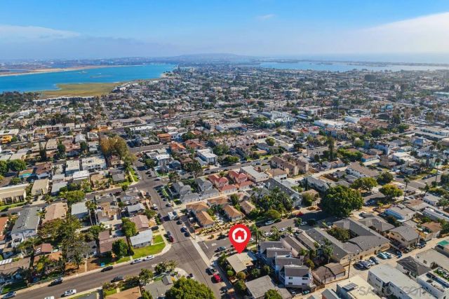 2076 Emerald St, San Diego, CA 92109