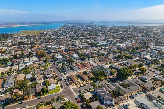 2076 Emerald St, San Diego, CA 92109