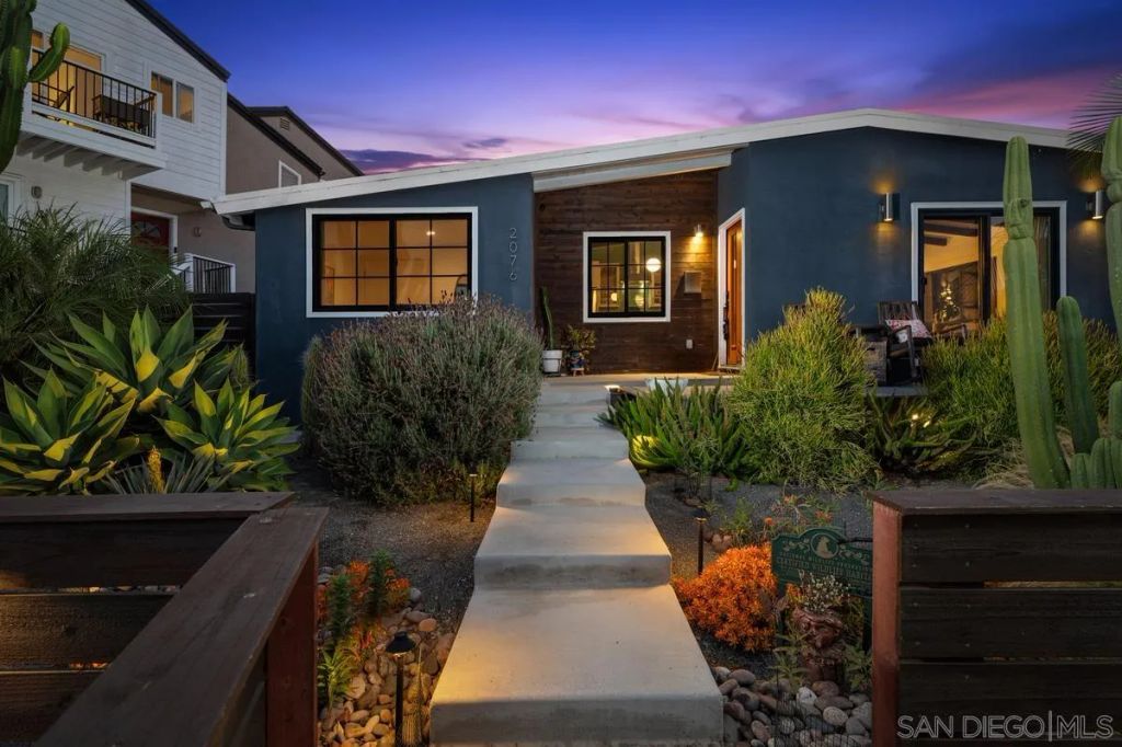 2076 Emerald St, San Diego, CA 92109