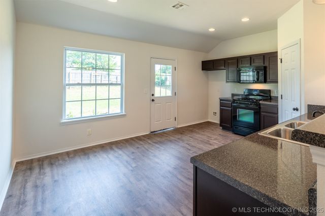 2708 W Fredericksburg Street, Broken Arrow, OK 74011