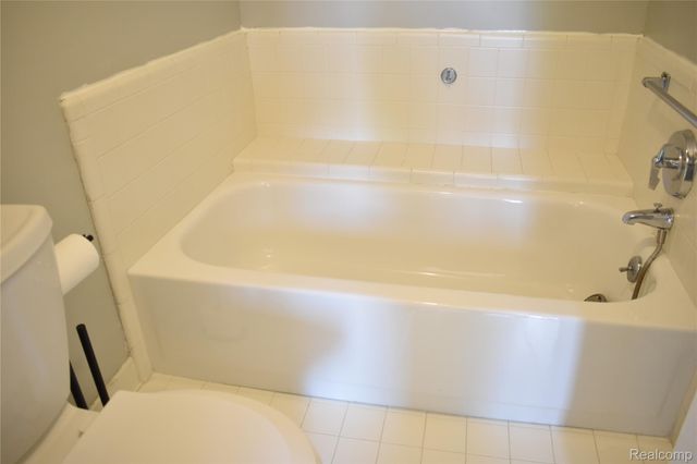 2073 BORDEAUX Street, West Bloomfield Charter Township, MI 48323