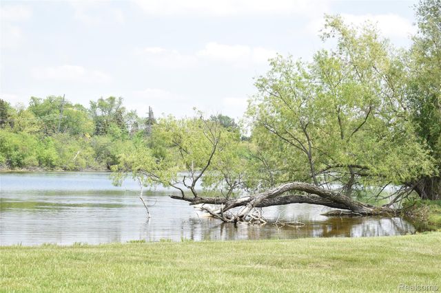 2073 BORDEAUX Street, West Bloomfield Charter Township, MI 48323