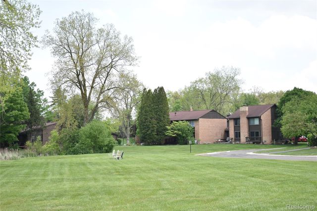2073 BORDEAUX Street, West Bloomfield Charter Township, MI 48323