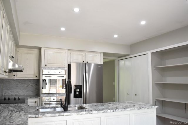 2073 BORDEAUX Street, West Bloomfield Charter Township, MI 48323