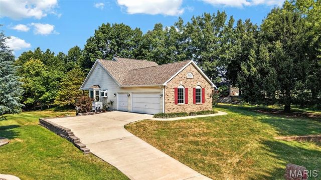 1 Big Bluff Court, St Charles, MO 63304