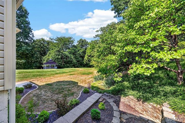 1 Big Bluff Court, St Charles, MO 63304