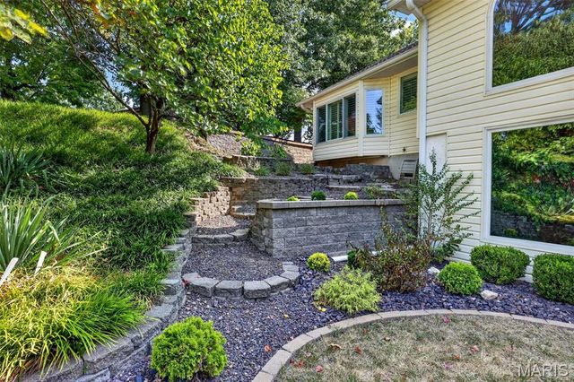 1 Big Bluff Court, St Charles, MO 63304